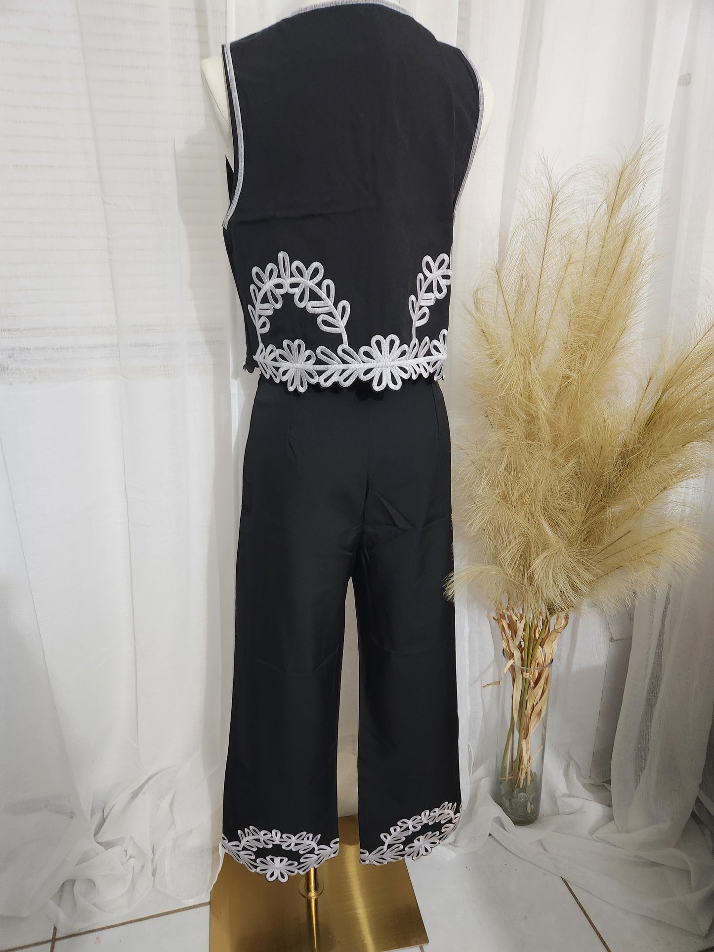 Set negro en lino y detalles en blanco