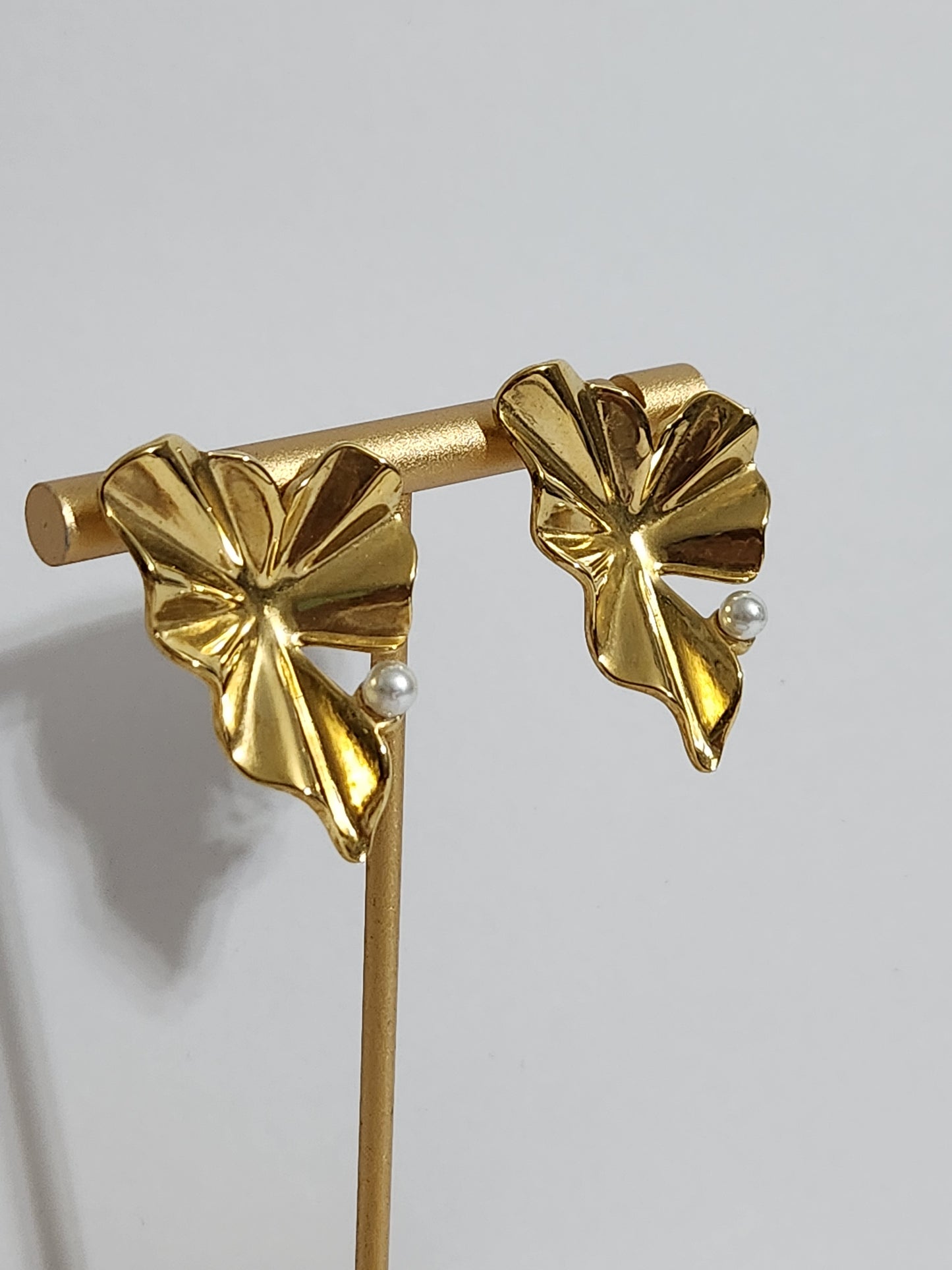 Aretes de hoja con una perla