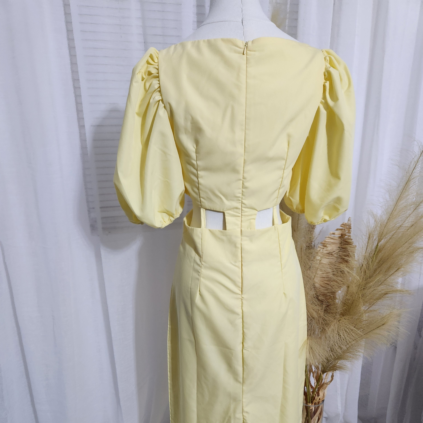 Vestido midi amarillo con mangas abultadas