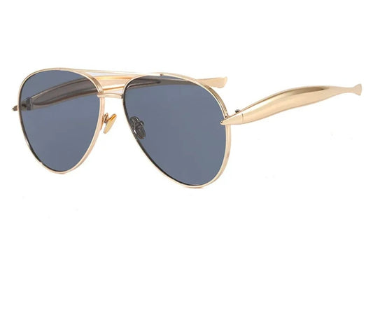 Gafas con lentes oscuros y frame en dorado