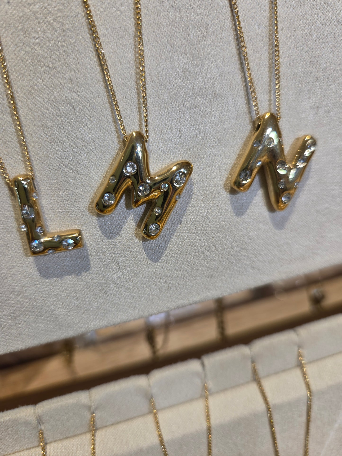Cadenas con letras en dorado y detalles en rhinestone