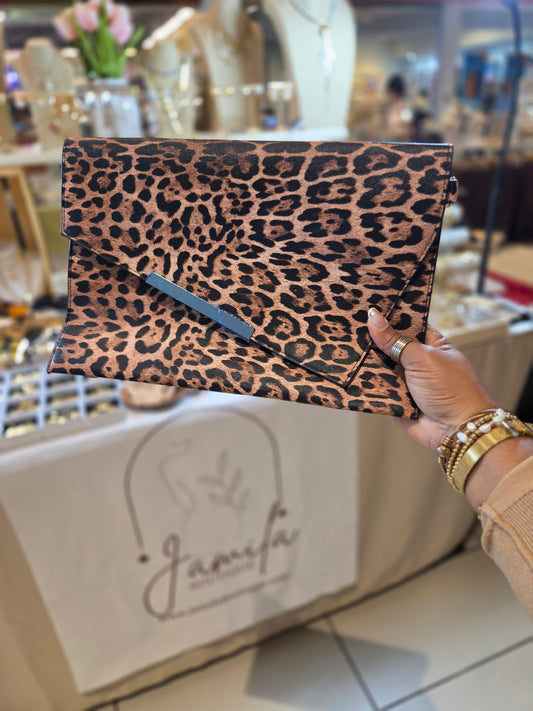 Cartera animal print de mano