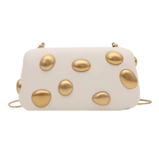 Cartera con detalles en dorado