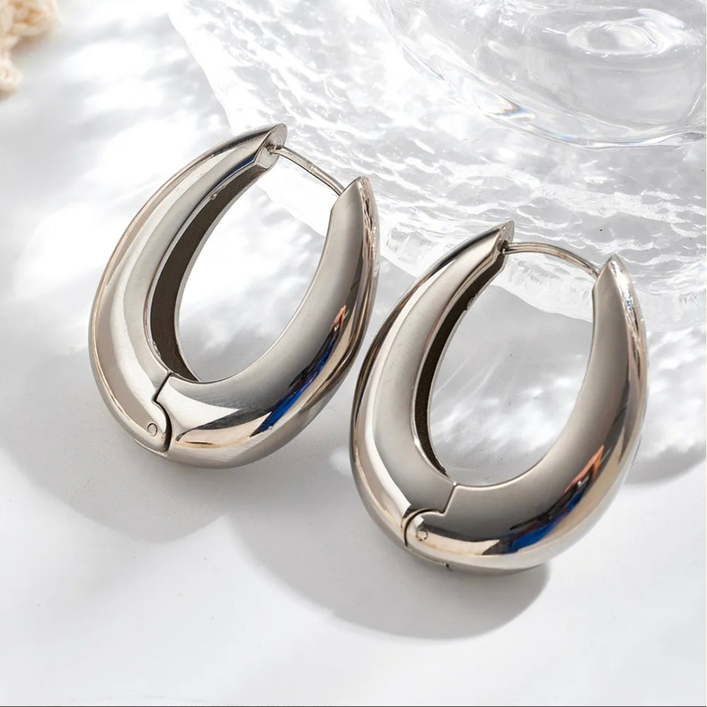 Aretes gota moderna plateados