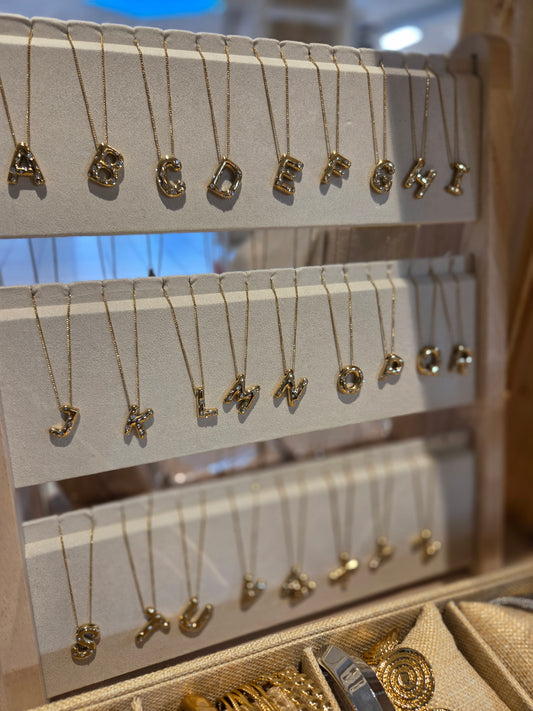 Cadenas con letras en dorado y detalles en rhinestone