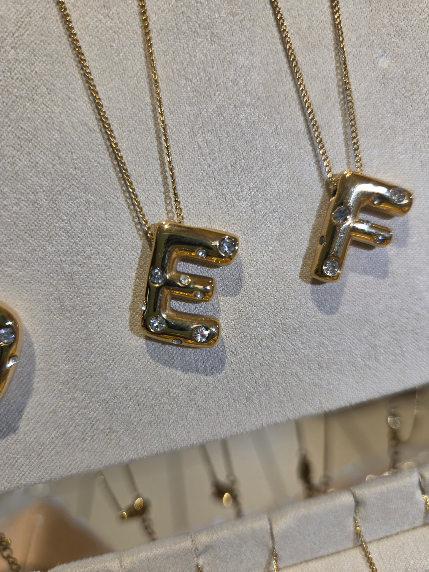 Cadenas con letras en dorado y detalles en rhinestone