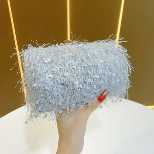 Cartera con detalles en hilo