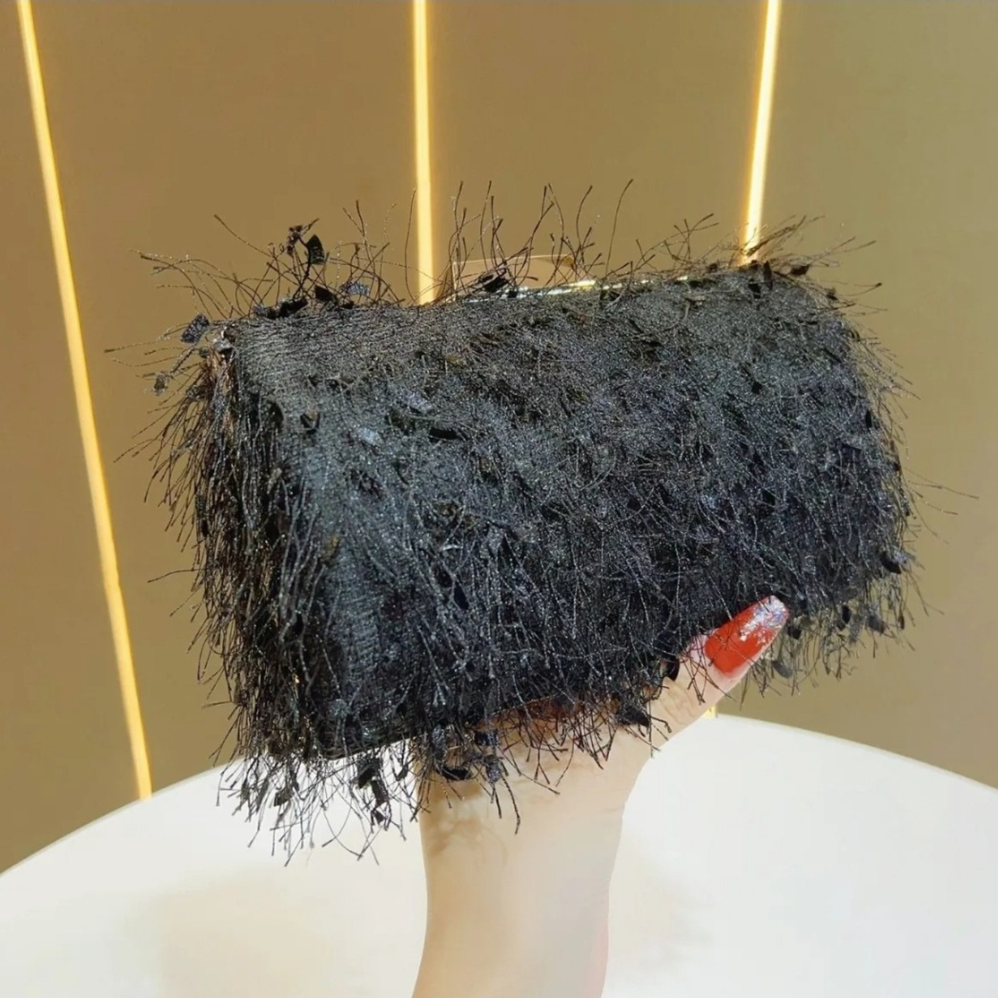 Cartera con detalles en hilo